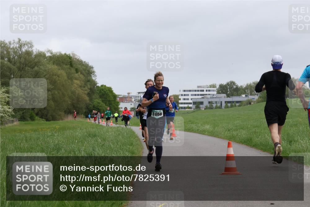 04.05.2025 - 8. Wedeler Halbmarathon Yannick Fuchs http://msf.ph/oto/7825391 04.05.2025 11:12:47 Laufen 10000, 1058 meine-sportfotos.de