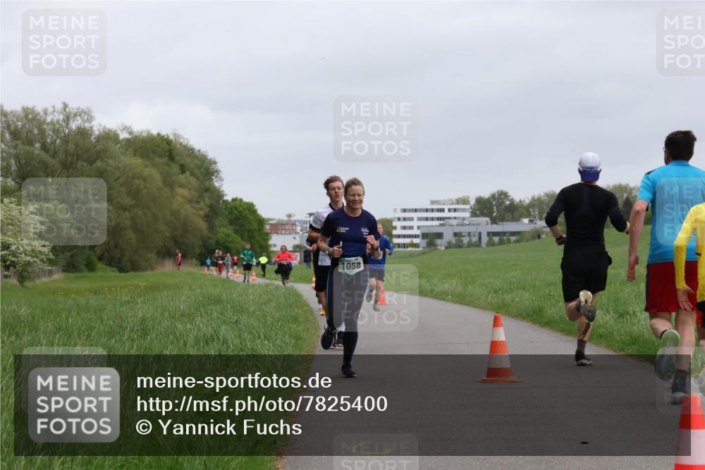04.05.2025 - 8. Wedeler Halbmarathon Yannick Fuchs http://msf.ph/oto/7825400 04.05.2025 11:12:47 Laufen 1058 meine-sportfotos.de