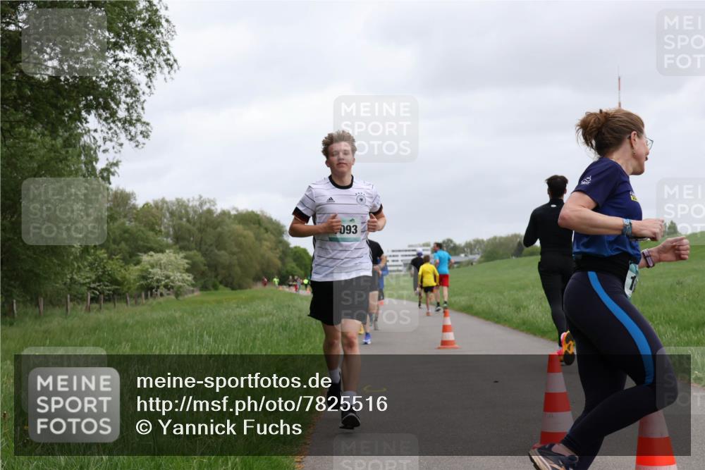 04.05.2025 - 8. Wedeler Halbmarathon Yannick Fuchs http://msf.ph/oto/7825516 04.05.2025 11:12:52 Laufen 093 meine-sportfotos.de