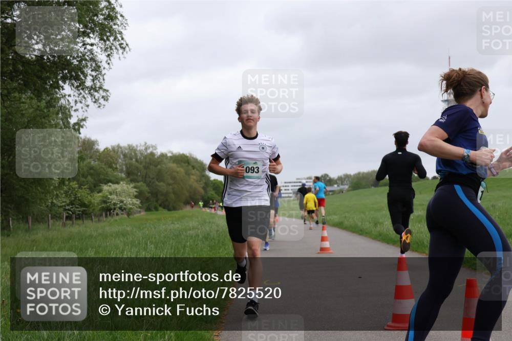 04.05.2025 - 8. Wedeler Halbmarathon Yannick Fuchs http://msf.ph/oto/7825520 04.05.2025 11:12:52 Laufen 093 meine-sportfotos.de