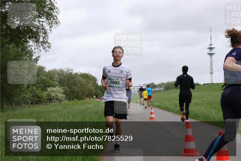 04.05.2025 - 8. Wedeler Halbmarathon Yannick Fuchs http://msf.ph/oto/7825529 04.05.2025 11:12:52 Laufen 1093 meine-sportfotos.de