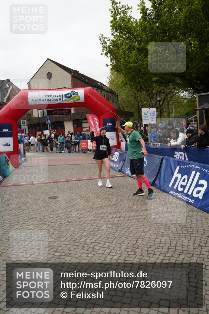 04.05.2025 - 8. Wedeler Halbmarathon Felixshl http://msf.ph/oto/7826097 04.05.2025 12:03:06 Ziel 266, 321, 1098 meine-sportfotos.de