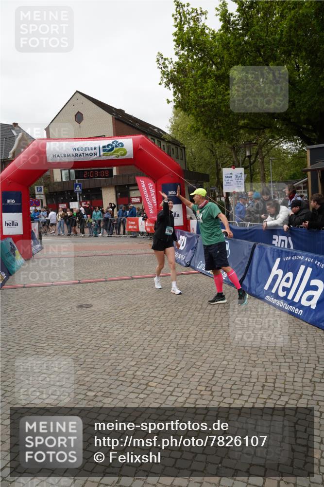 04.05.2025 - 8. Wedeler Halbmarathon Felixshl http://msf.ph/oto/7826107 04.05.2025 12:03:07 Ziel 266, 321, 1098 meine-sportfotos.de