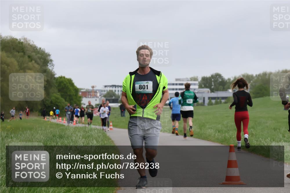 04.05.2025 - 8. Wedeler Halbmarathon Yannick Fuchs http://msf.ph/oto/7826238 04.05.2025 11:13:32 Laufen 801, 923 meine-sportfotos.de