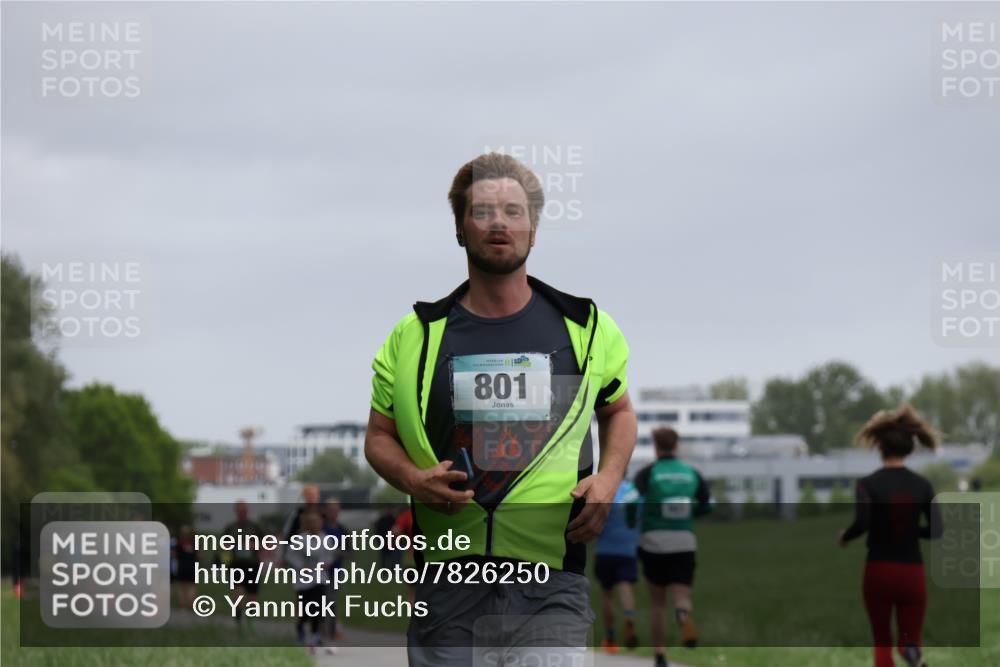 04.05.2025 - 8. Wedeler Halbmarathon Yannick Fuchs http://msf.ph/oto/7826250 04.05.2025 11:13:32 Laufen 801 meine-sportfotos.de