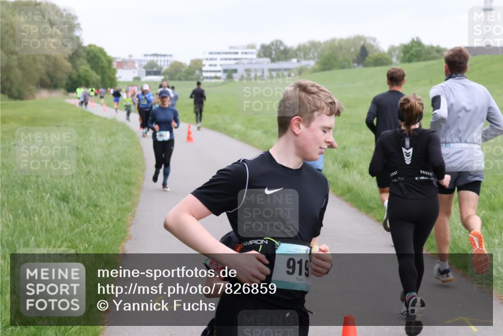 04.05.2025 - 8. Wedeler Halbmarathon Yannick Fuchs http://msf.ph/oto/7826859 04.05.2025 11:14:24 Laufen 919 meine-sportfotos.de