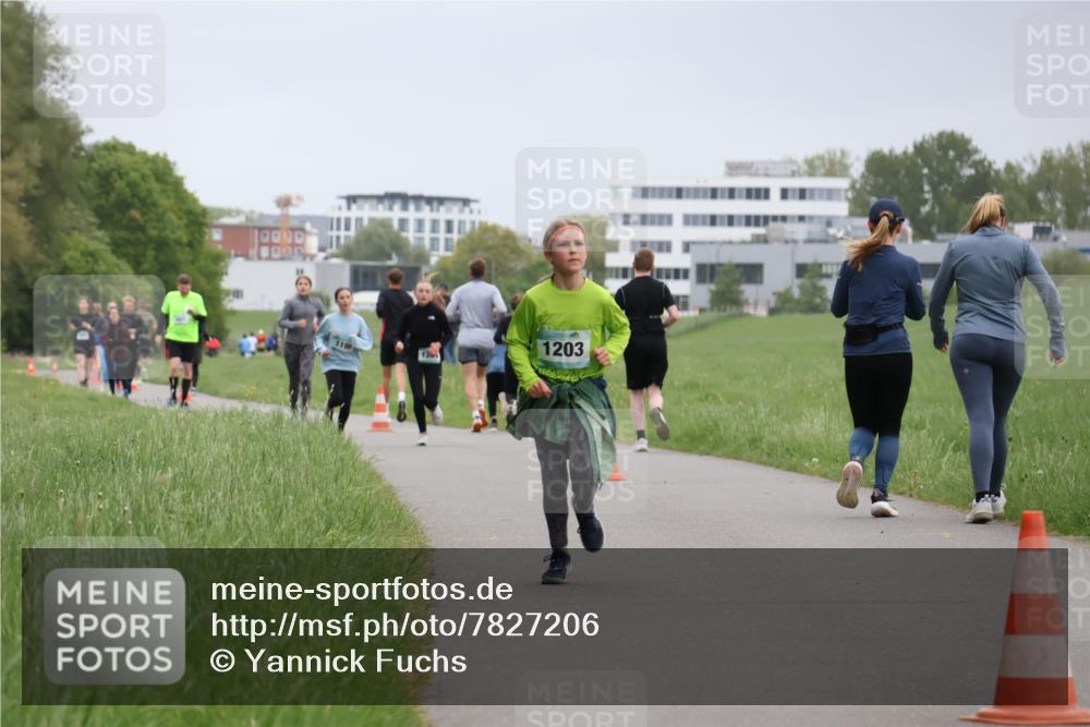 04.05.2025 - 8. Wedeler Halbmarathon Yannick Fuchs http://msf.ph/oto/7827206 04.05.2025 11:14:43 Laufen 1203 meine-sportfotos.de