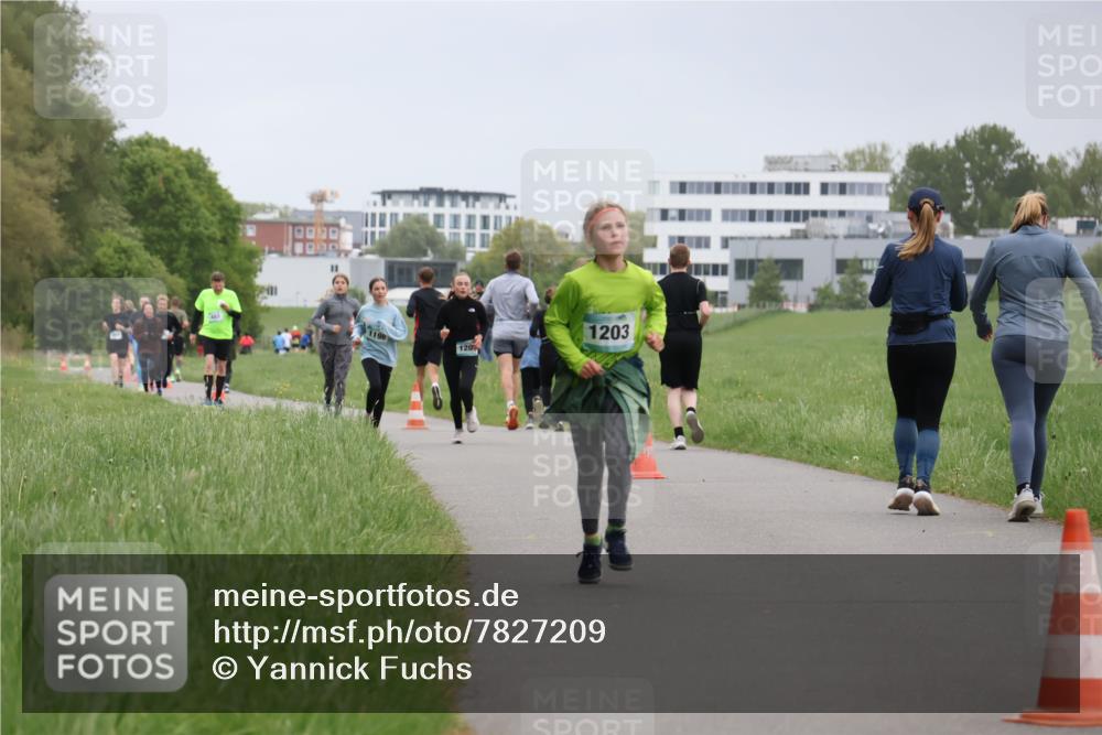 04.05.2025 - 8. Wedeler Halbmarathon Yannick Fuchs http://msf.ph/oto/7827209 04.05.2025 11:14:43 Laufen 1198, 120, 1203 meine-sportfotos.de