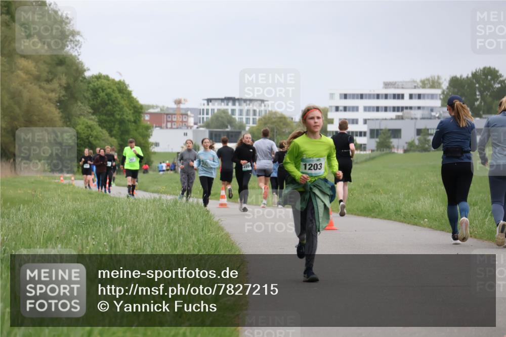 04.05.2025 - 8. Wedeler Halbmarathon Yannick Fuchs http://msf.ph/oto/7827215 04.05.2025 11:14:43 Laufen 10000, 11, 1201, 1203 meine-sportfotos.de