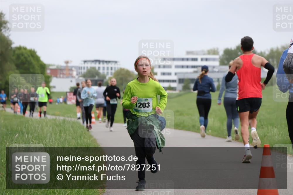 04.05.2025 - 8. Wedeler Halbmarathon Yannick Fuchs http://msf.ph/oto/7827251 04.05.2025 11:14:45 Laufen 1203 meine-sportfotos.de