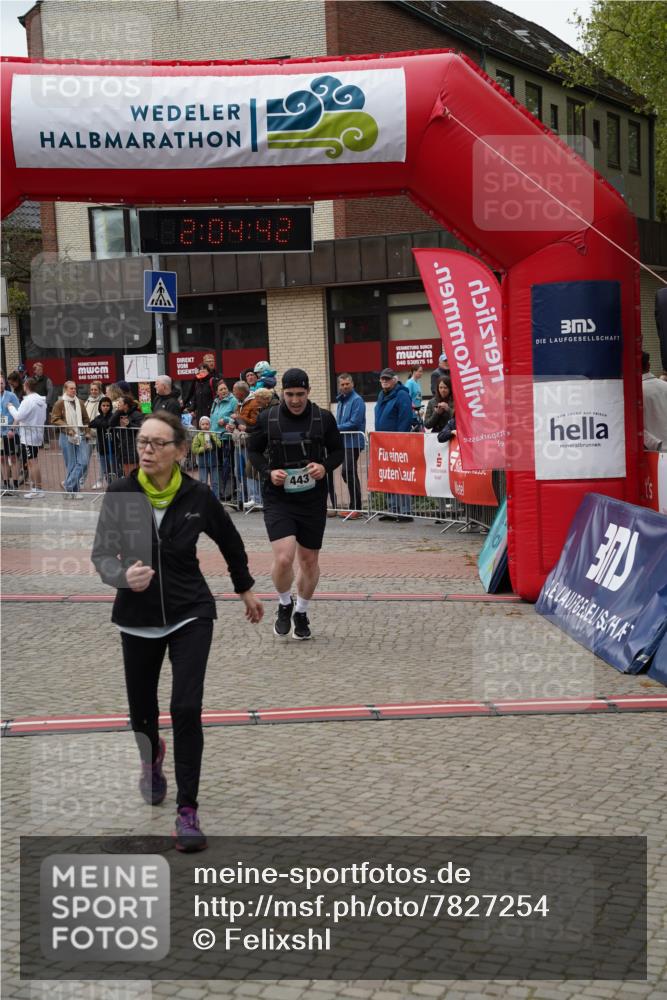 04.05.2025 - 8. Wedeler Halbmarathon Felixshl http://msf.ph/oto/7827254 04.05.2025 12:04:40 Ziel 443, 694 meine-sportfotos.de
