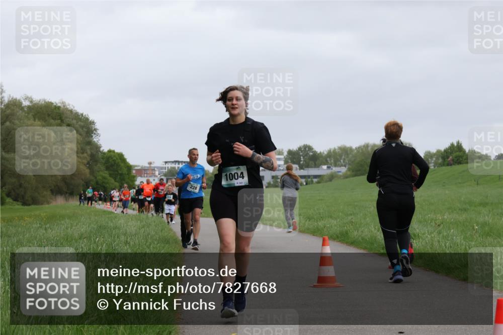 04.05.2025 - 8. Wedeler Halbmarathon Yannick Fuchs http://msf.ph/oto/7827668 04.05.2025 11:15:25 Laufen 10000, 228, 1004, 147 meine-sportfotos.de