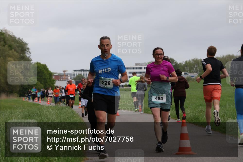 04.05.2025 - 8. Wedeler Halbmarathon Yannick Fuchs http://msf.ph/oto/7827756 04.05.2025 11:15:29 Laufen 10000, 228, 8154, 484 meine-sportfotos.de