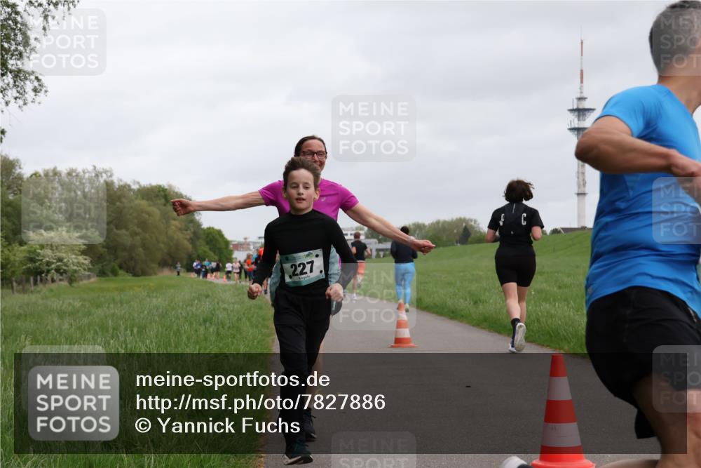 04.05.2025 - 8. Wedeler Halbmarathon Yannick Fuchs http://msf.ph/oto/7827886 04.05.2025 11:15:33 Laufen 227 meine-sportfotos.de