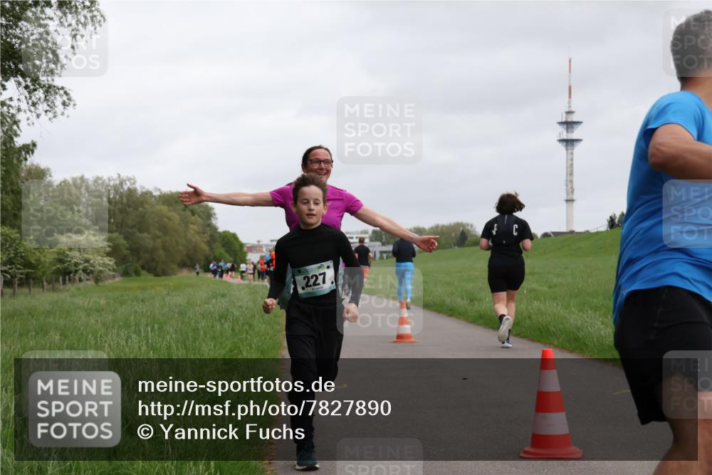 04.05.2025 - 8. Wedeler Halbmarathon Yannick Fuchs http://msf.ph/oto/7827890 04.05.2025 11:15:33 Laufen 227 meine-sportfotos.de