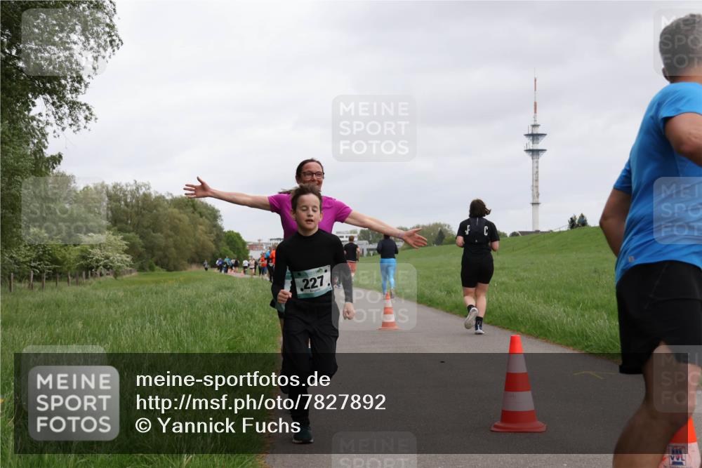 04.05.2025 - 8. Wedeler Halbmarathon Yannick Fuchs http://msf.ph/oto/7827892 04.05.2025 11:15:33 Laufen 227 meine-sportfotos.de