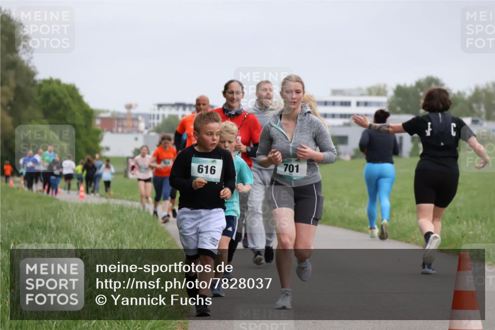04.05.2025 - 8. Wedeler Halbmarathon Yannick Fuchs http://msf.ph/oto/7828037 04.05.2025 11:15:37 Laufen 616, 701 meine-sportfotos.de