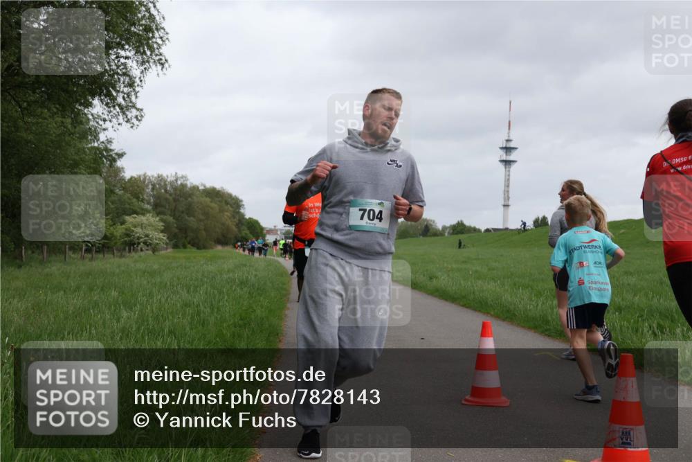 04.05.2025 - 8. Wedeler Halbmarathon Yannick Fuchs http://msf.ph/oto/7828143 04.05.2025 11:15:46 Laufen 704, 040185, 03, 02, 22, 6 meine-sportfotos.de