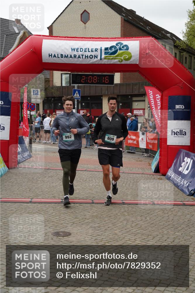 04.05.2025 - 8. Wedeler Halbmarathon Felixshl http://msf.ph/oto/7829352 04.05.2025 12:08:14 Ziel 809, 992 meine-sportfotos.de