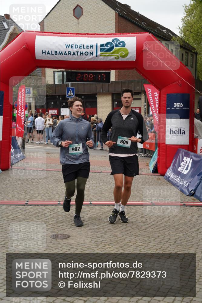 04.05.2025 - 8. Wedeler Halbmarathon Felixshl http://msf.ph/oto/7829373 04.05.2025 12:08:15 Ziel 809, 992 meine-sportfotos.de