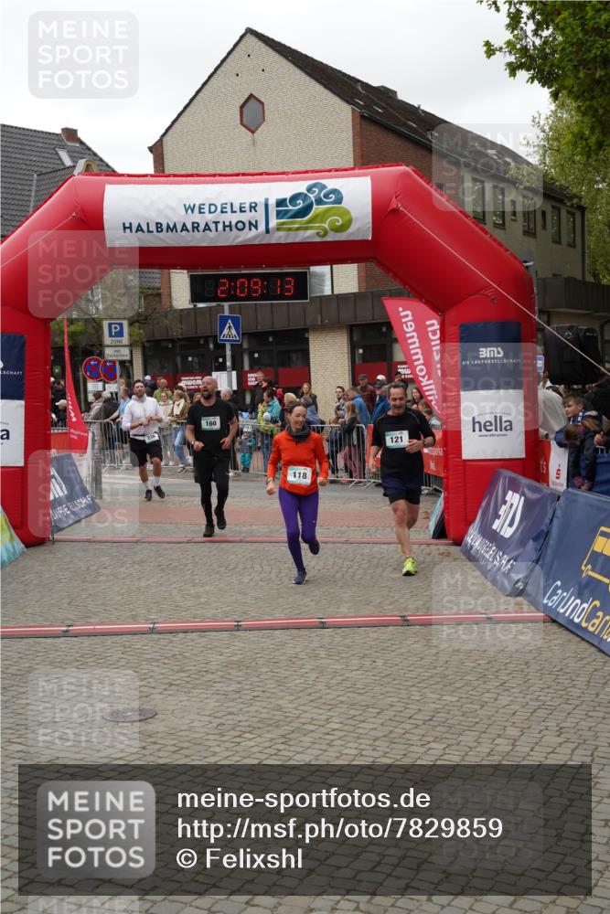 04.05.2025 - 8. Wedeler Halbmarathon Felixshl http://msf.ph/oto/7829859 04.05.2025 12:09:10 Ziel 118, 121, 160, 238 meine-sportfotos.de