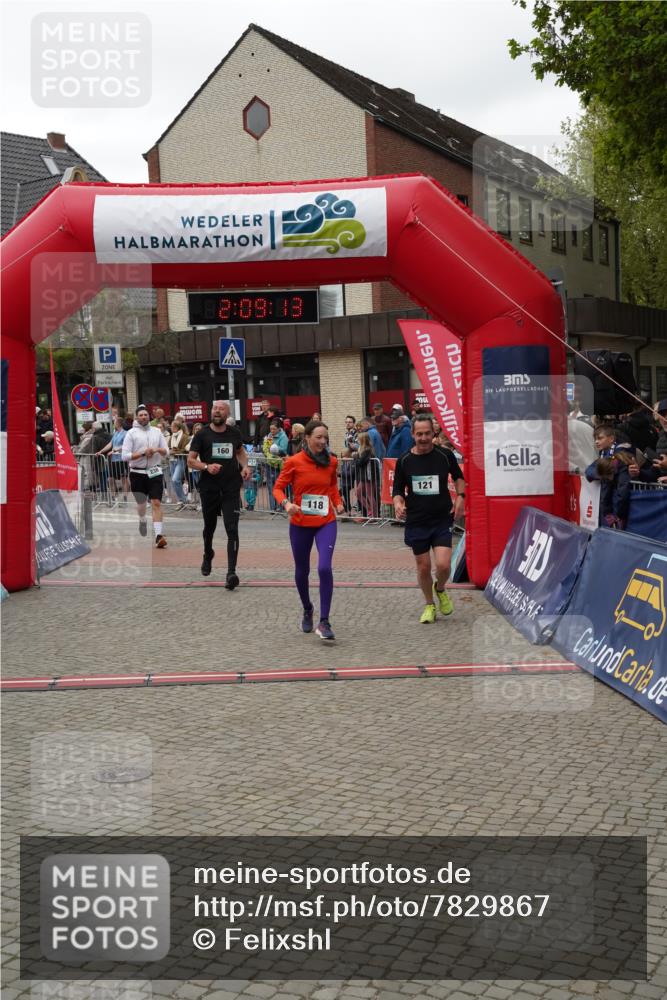 04.05.2025 - 8. Wedeler Halbmarathon Felixshl http://msf.ph/oto/7829867 04.05.2025 12:09:11 Ziel 118, 121, 160, 238 meine-sportfotos.de