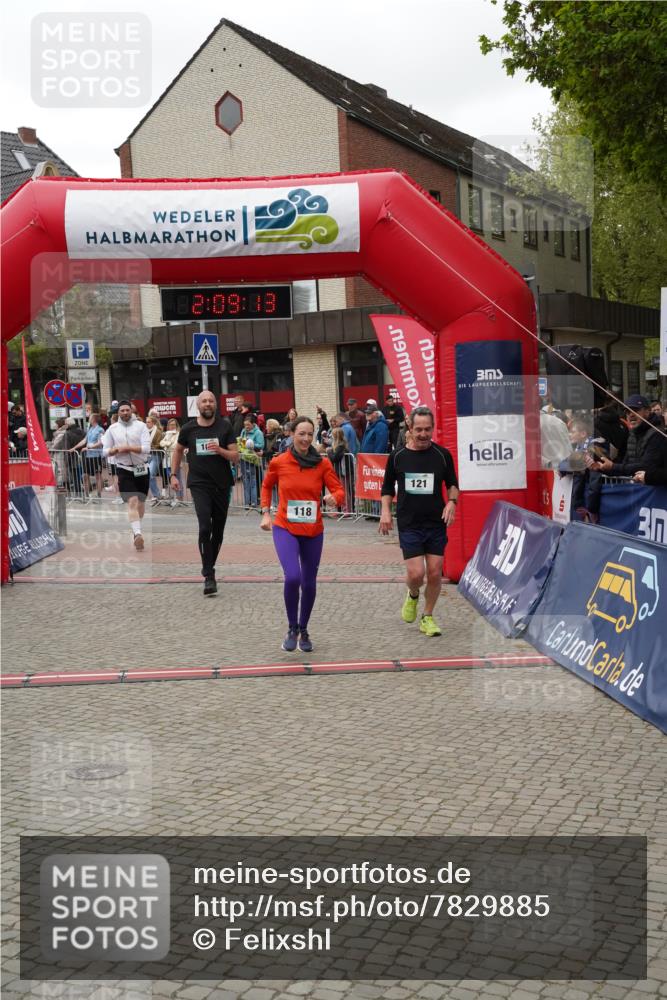 04.05.2025 - 8. Wedeler Halbmarathon Felixshl http://msf.ph/oto/7829885 04.05.2025 12:09:11 Ziel 118, 121, 160, 238 meine-sportfotos.de