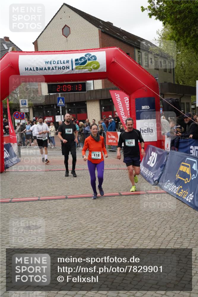 04.05.2025 - 8. Wedeler Halbmarathon Felixshl http://msf.ph/oto/7829901 04.05.2025 12:09:11 Ziel 118, 121, 160, 238 meine-sportfotos.de