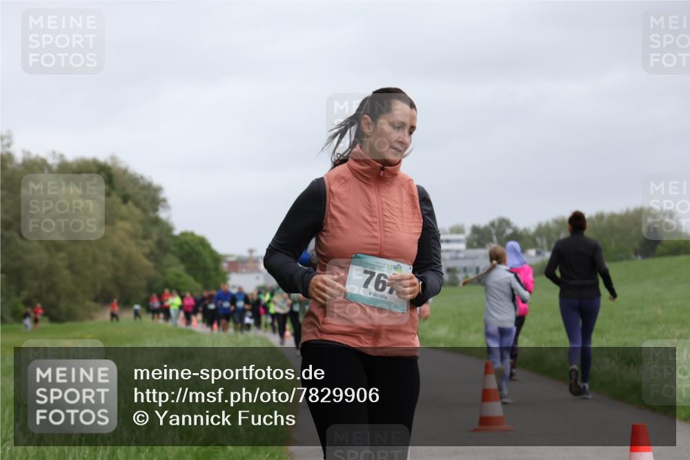 04.05.2025 - 8. Wedeler Halbmarathon Yannick Fuchs http://msf.ph/oto/7829906 04.05.2025 11:18:24 Laufen 8156, 76 meine-sportfotos.de
