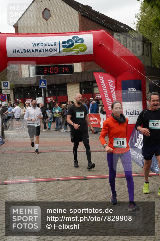 04.05.2025 - 8. Wedeler Halbmarathon Felixshl http://msf.ph/oto/7829908 04.05.2025 12:09:12 Ziel 118, 121, 160, 238 meine-sportfotos.de
