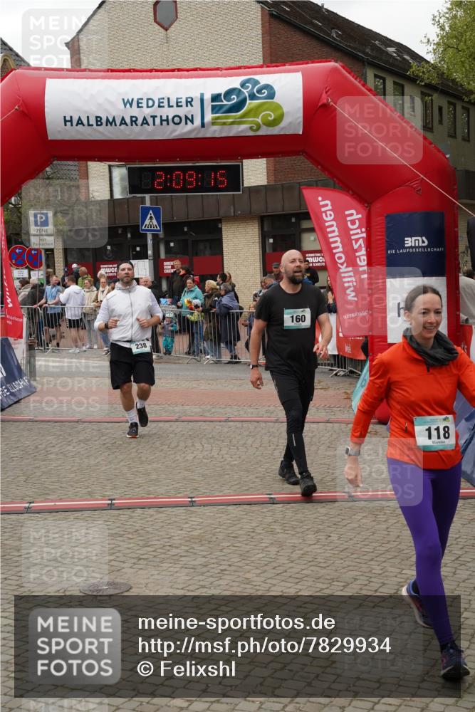 04.05.2025 - 8. Wedeler Halbmarathon Felixshl http://msf.ph/oto/7829934 04.05.2025 12:09:13 Ziel 118, 121, 160, 238 meine-sportfotos.de