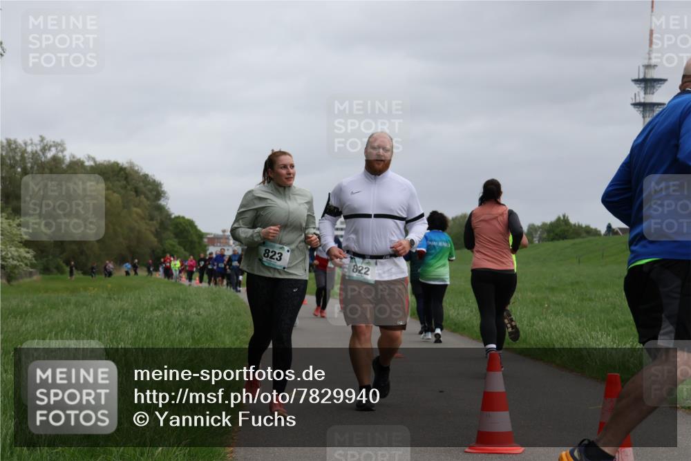 04.05.2025 - 8. Wedeler Halbmarathon Yannick Fuchs http://msf.ph/oto/7829940 04.05.2025 11:18:29 Laufen 823, 822 meine-sportfotos.de