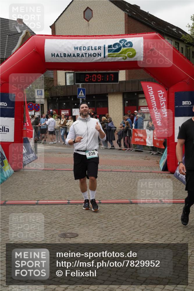 04.05.2025 - 8. Wedeler Halbmarathon Felixshl http://msf.ph/oto/7829952 04.05.2025 12:09:14 Ziel 118, 121, 160, 238 meine-sportfotos.de