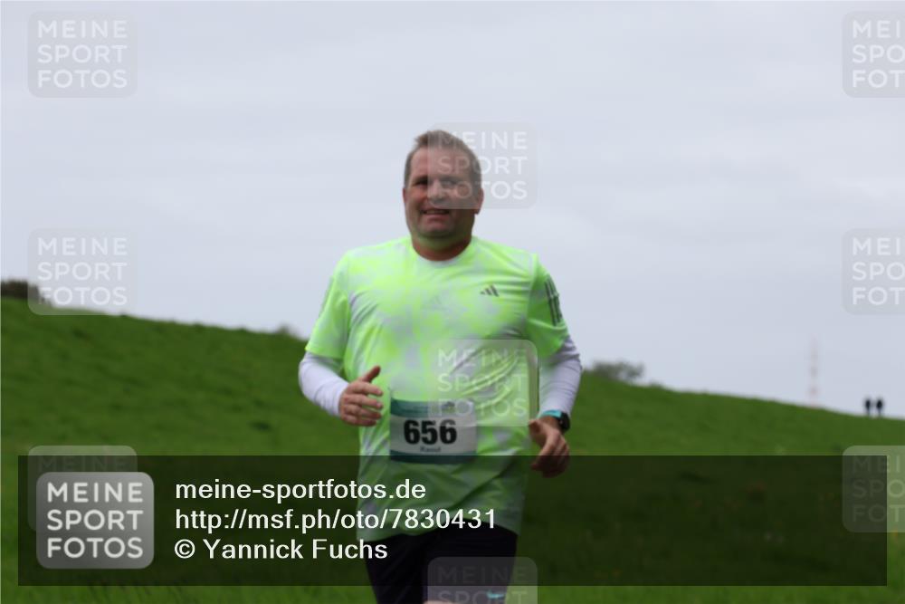 04.05.2025 - 8. Wedeler Halbmarathon Yannick Fuchs http://msf.ph/oto/7830431 04.05.2025 11:19:07 Laufen 656 meine-sportfotos.de
