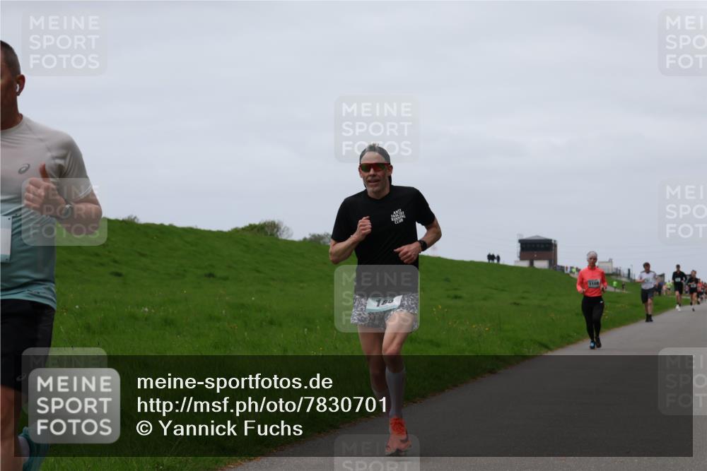 04.05.2025 - 8. Wedeler Halbmarathon Yannick Fuchs http://msf.ph/oto/7830701 04.05.2025 11:19:27 Laufen 180, 1108 meine-sportfotos.de