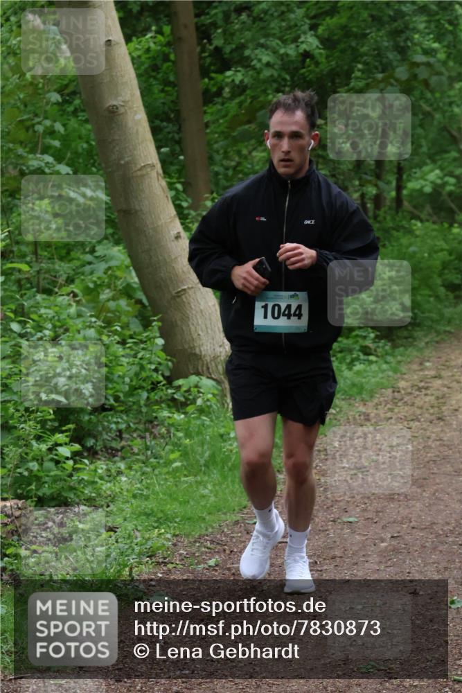 04.05.2025 - 8. Wedeler Halbmarathon Lena Gebhardt http://msf.ph/oto/7830873 04.05.2025 11:16:21 Laufen 1044 meine-sportfotos.de