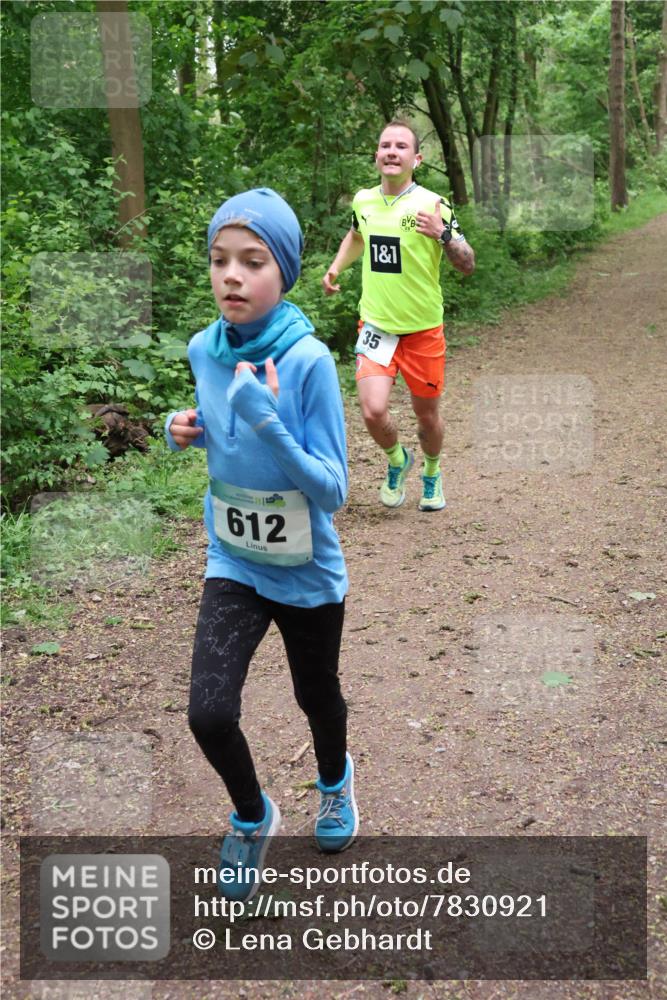 04.05.2025 - 8. Wedeler Halbmarathon Lena Gebhardt http://msf.ph/oto/7830921 04.05.2025 11:16:31 Laufen 612, 1, 1, 35 meine-sportfotos.de