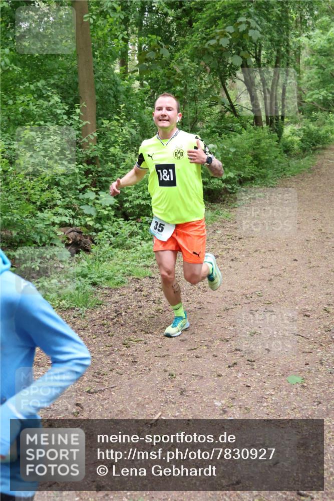 04.05.2025 - 8. Wedeler Halbmarathon Lena Gebhardt http://msf.ph/oto/7830927 04.05.2025 11:16:31 Laufen 35, 1, 1, 09 meine-sportfotos.de