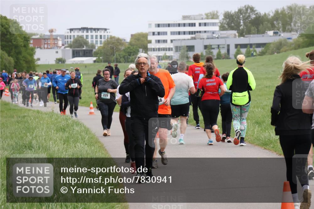 04.05.2025 - 8. Wedeler Halbmarathon Yannick Fuchs http://msf.ph/oto/7830941 04.05.2025 11:19:42 Laufen 663, 225, 8 meine-sportfotos.de