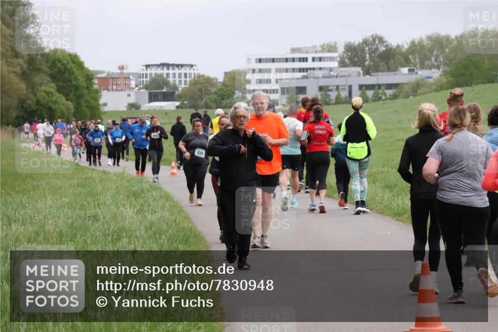 04.05.2025 - 8. Wedeler Halbmarathon Yannick Fuchs http://msf.ph/oto/7830948 04.05.2025 11:19:43 Laufen 10000, 225 meine-sportfotos.de