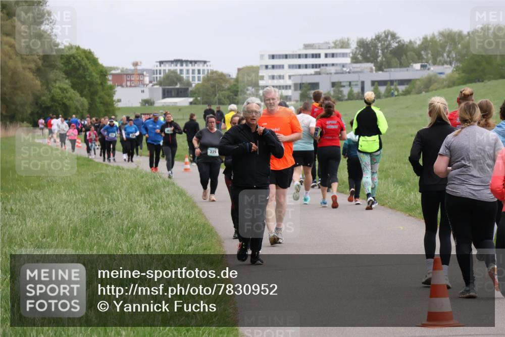 04.05.2025 - 8. Wedeler Halbmarathon Yannick Fuchs http://msf.ph/oto/7830952 04.05.2025 11:19:43 Laufen 10000, 225 meine-sportfotos.de