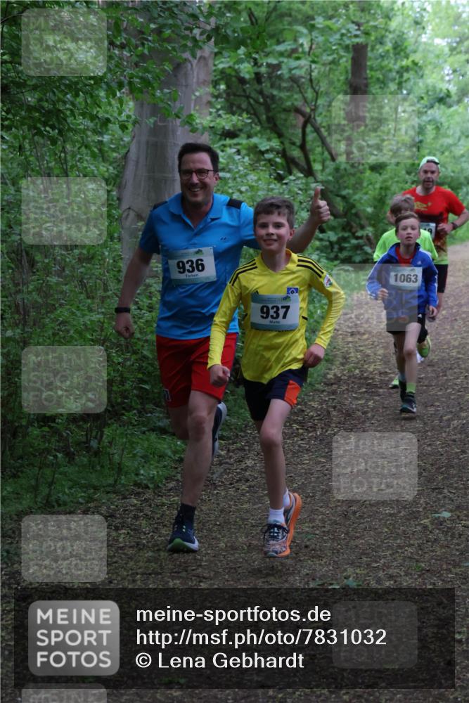04.05.2025 - 8. Wedeler Halbmarathon Lena Gebhardt http://msf.ph/oto/7831032 04.05.2025 11:17:07 Laufen 936, 937, 1063 meine-sportfotos.de