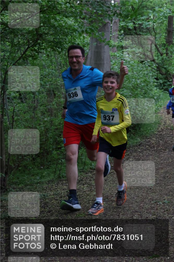 04.05.2025 - 8. Wedeler Halbmarathon Lena Gebhardt http://msf.ph/oto/7831051 04.05.2025 11:17:07 Laufen 936, 937 meine-sportfotos.de