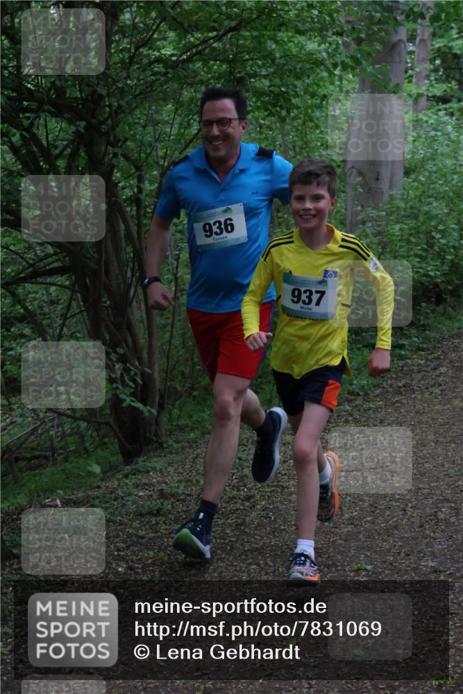 04.05.2025 - 8. Wedeler Halbmarathon Lena Gebhardt http://msf.ph/oto/7831069 04.05.2025 11:17:08 Laufen 936, 937 meine-sportfotos.de