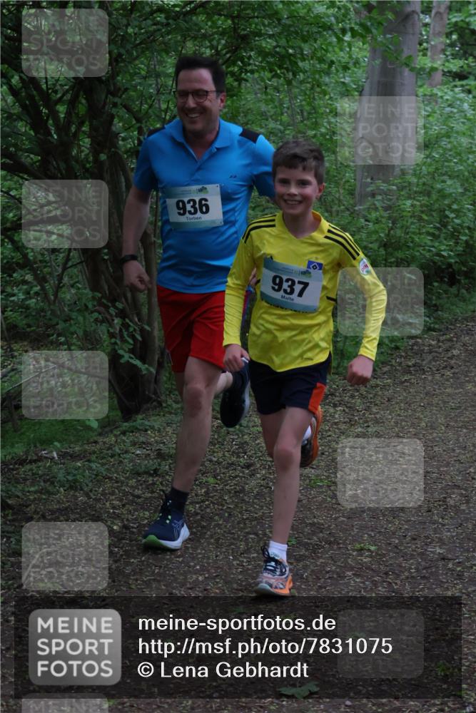 04.05.2025 - 8. Wedeler Halbmarathon Lena Gebhardt http://msf.ph/oto/7831075 04.05.2025 11:17:08 Laufen 936, 937 meine-sportfotos.de