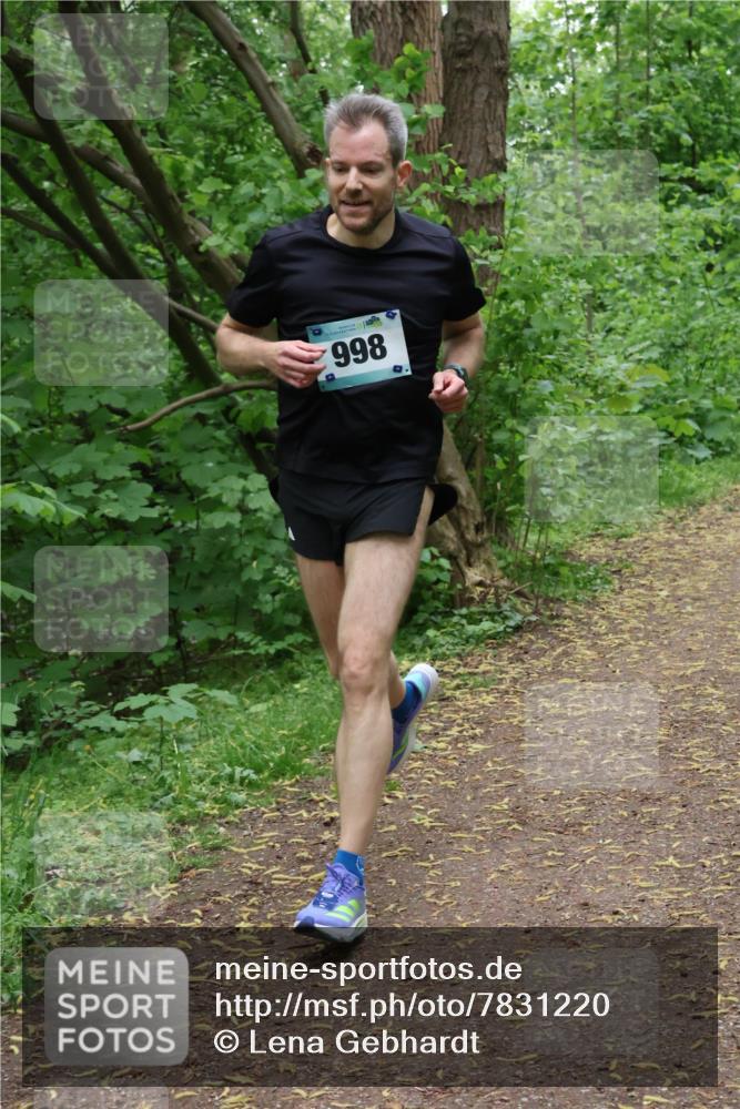 04.05.2025 - 8. Wedeler Halbmarathon Lena Gebhardt http://msf.ph/oto/7831220 04.05.2025 11:17:28 Laufen 998 meine-sportfotos.de