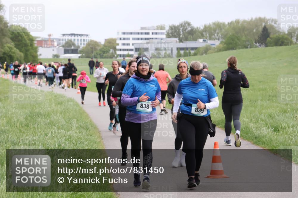 04.05.2025 - 8. Wedeler Halbmarathon Yannick Fuchs http://msf.ph/oto/7831450 04.05.2025 11:20:18 Laufen 838, 839 meine-sportfotos.de