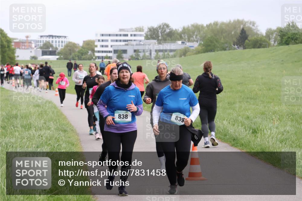 04.05.2025 - 8. Wedeler Halbmarathon Yannick Fuchs http://msf.ph/oto/7831458 04.05.2025 11:20:18 Laufen 838, 839 meine-sportfotos.de