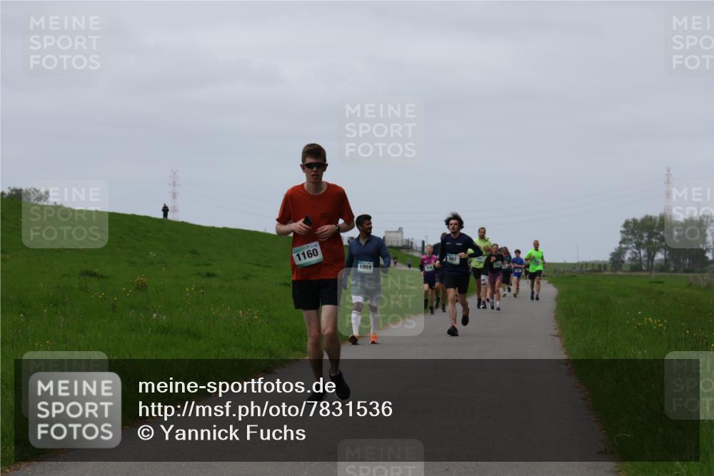 04.05.2025 - 8. Wedeler Halbmarathon Yannick Fuchs http://msf.ph/oto/7831536 04.05.2025 11:20:25 Laufen 1160, 1059, 687 meine-sportfotos.de