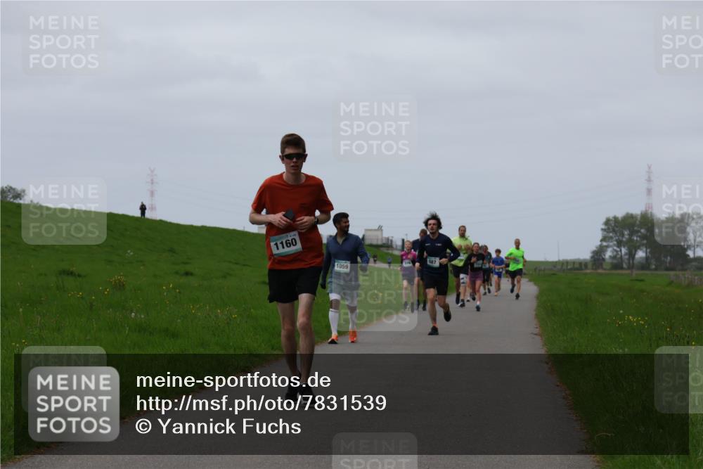04.05.2025 - 8. Wedeler Halbmarathon Yannick Fuchs http://msf.ph/oto/7831539 04.05.2025 11:20:25 Laufen 1160, 1059, 687 meine-sportfotos.de